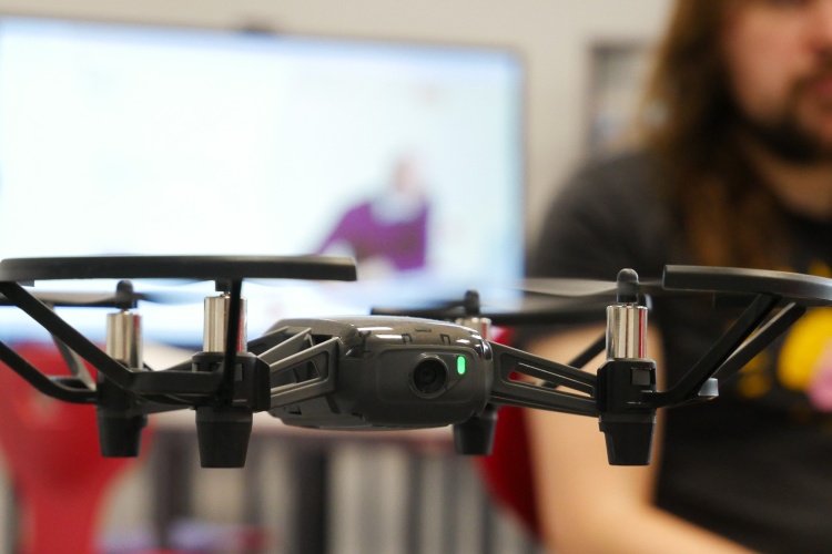 Programmierbare Drohne fliegt im Learning Lab.