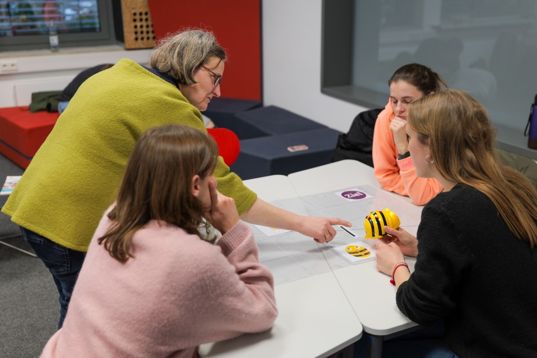 Studienseminar Robotikworkshop 30.01.2025. Frau Bellersen erklärt die Funktionsweise des BeeBot.