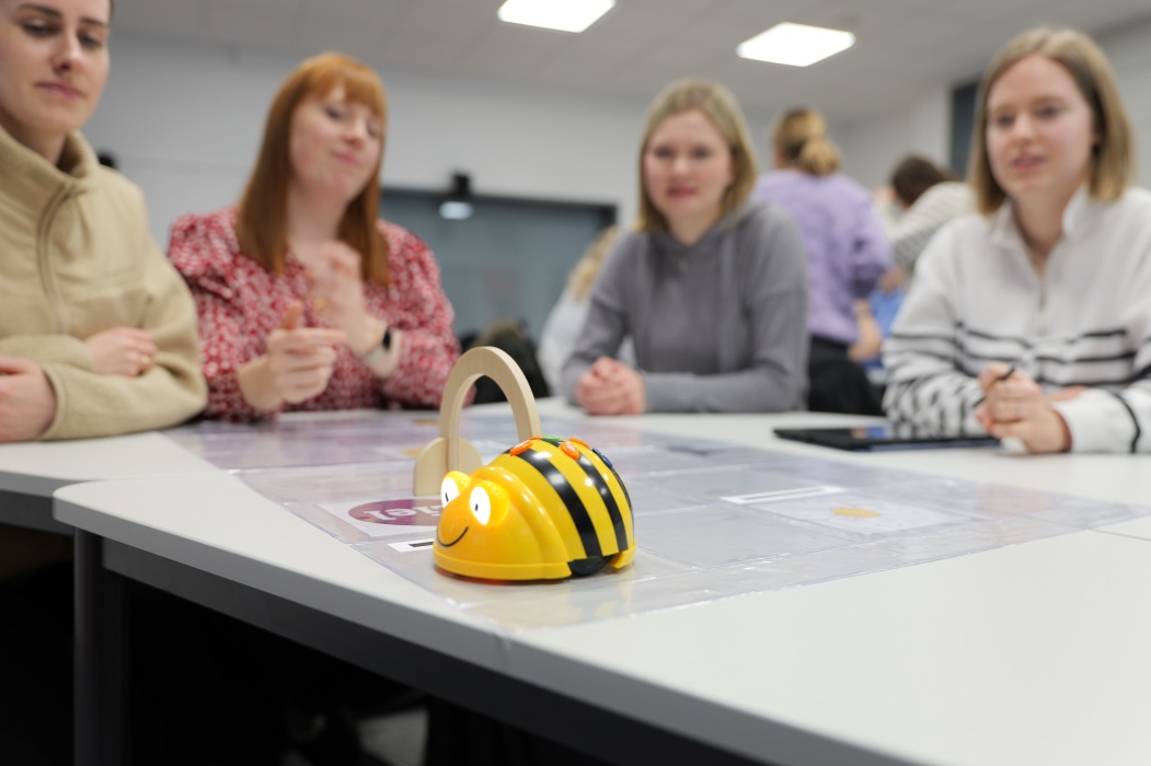 Studienseminar Robotikworkshop 30.01.2025. Der BeeBot fährt eine bestimmte Strecke auf einer Matte ab.