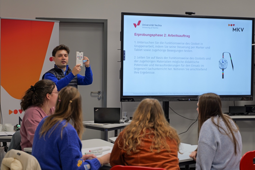 Studienseminar Robotikworkshop 30.01.2025. Herr Blakcori erklärt die Funktionsweise des Ozobot Evo.
