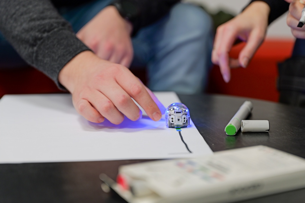 Studienseminar Robotikworkshop 30.01.2025. Der Ozobot Evo ignoriert einen Farbcode.