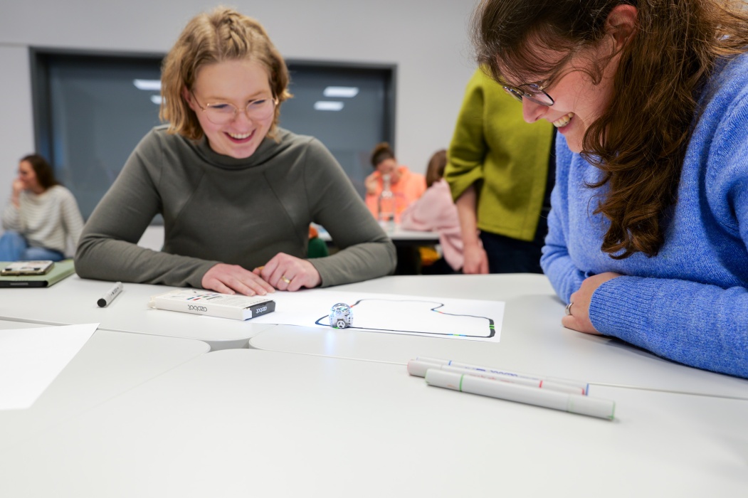 Studienseminar Robotikworkshop 30.01.2025. Der Ozobot Evo fährt eine gezeichnete Strecke ab.