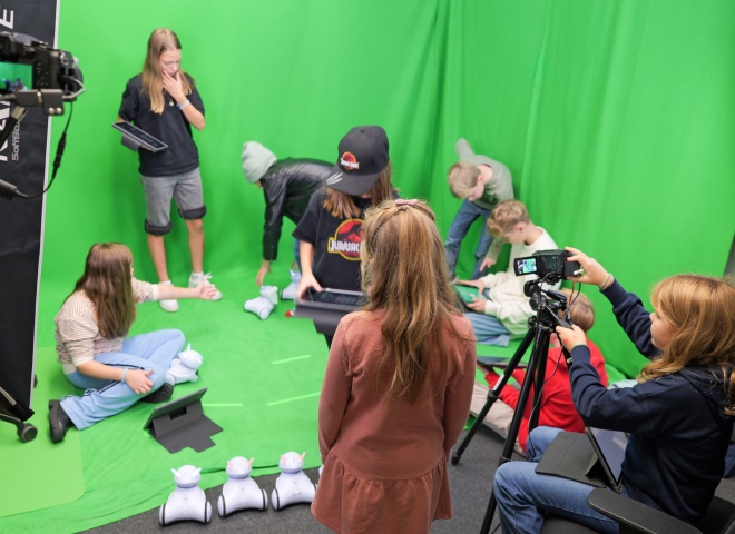 Kinder lernen spielerisch das Arbeiten mit Robotern und die Eigenschaften des Chroma Key im Digitalstudio des Medienkompetenzzentrum Vechta kennen.